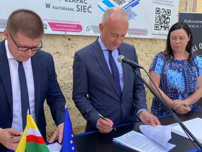 Członek zarządu woj. lubuskiego Marcin Jabłoński (w środku) podpisał umowę na dofinansowanie projekt pt. „Rewitalizacja zmarginalizowanej przestrzeni w centrum Sulęcina wraz z nadaniem jej nowych funkcji”.