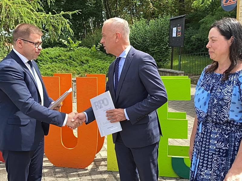 – Jestem przekonany, że wielu mieszkańców Sulęcina doceni efekty realizacji tego projektu i będzie miało radość, korzystając na co dzień z odmienionych okolic centrum miasta – powiedział Marcin Jabłoński (w środku), członek zarządu woj. lubuskiego.
