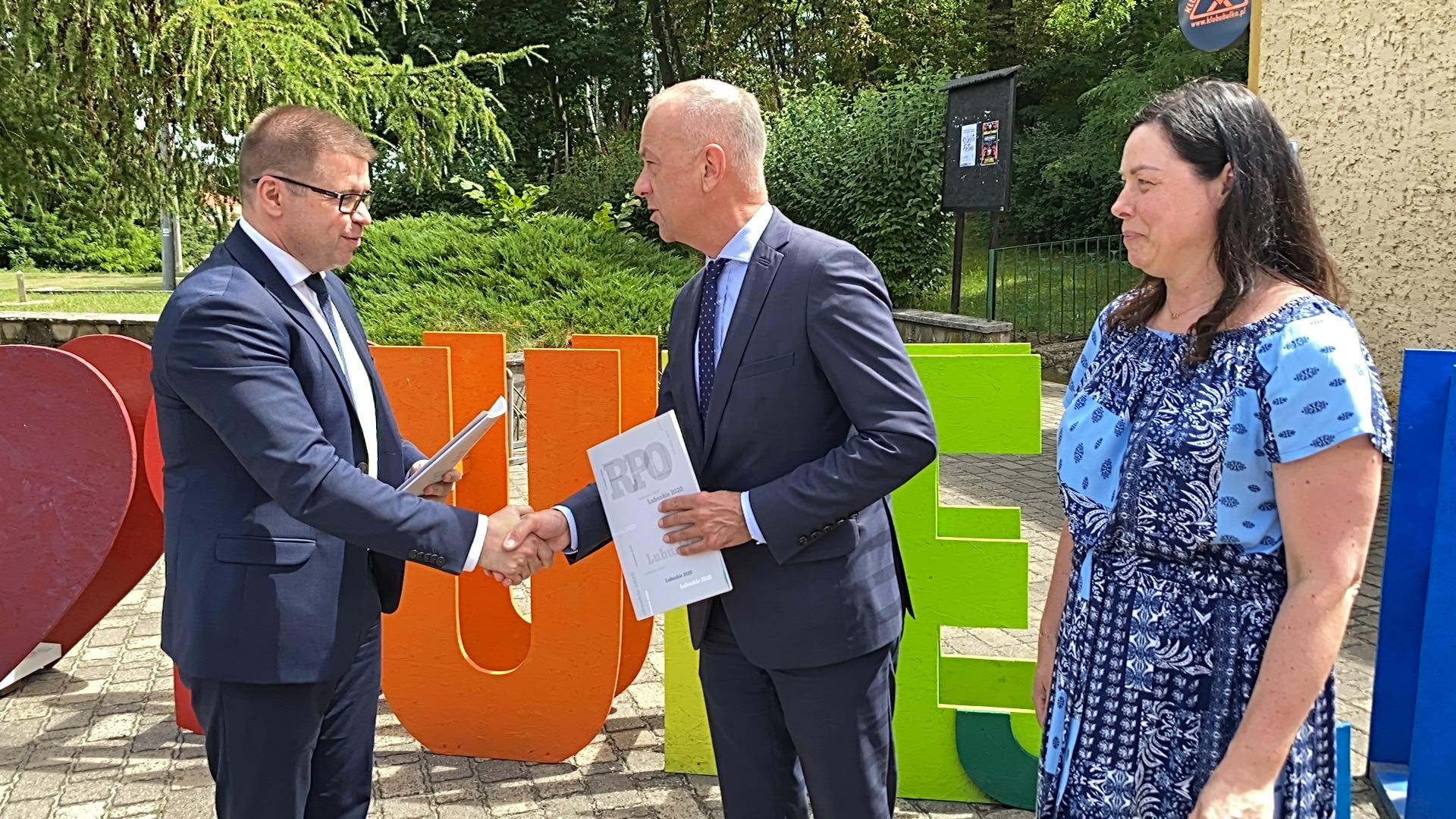 – Jestem przekonany, że wielu mieszkańców Sulęcina doceni efekty realizacji tego projektu i będzie miało radość, korzystając na co dzień z odmienionych okolic centrum miasta – powiedział Marcin Jabłoński (w środku), członek zarządu woj. lubuskiego.
