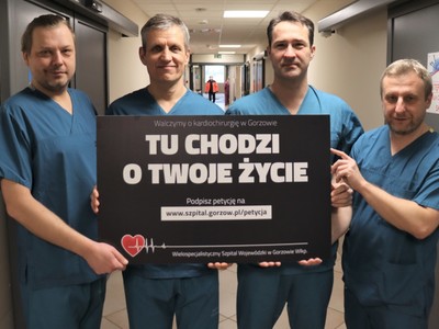Gorzowski szpital od miesięcy prowadzi kampanię na rzecz kardiochirurgii. W akcję pod hasłem: Tu chodzi o Twoje życie zaangażowali się też kardiochirurdzy, którzy cały czas czekają na uruchomienie oddziału. Od lewej: Paweł Ślozowski, Szymon Waligórski, Seweryn Grudniewicz i Oktawiusz Mirecki.