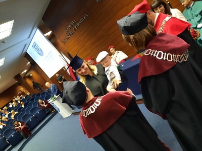 Dyplomy odbierali w piątek, 15 lipca 2022 r. studenci wydziałów: Humanistycznego, Administracji i Bezpieczeństwa, Ekonomicznego, Technicznego oraz Nauk o Zdrowiu