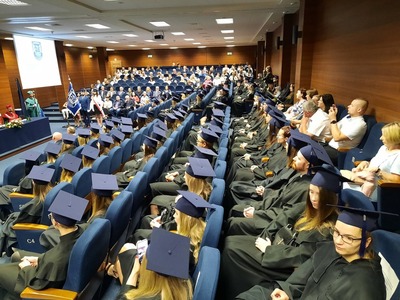 Dyplomy odbierali w piątek, 15 lipca 2022 r. studenci wydziałów: Humanistycznego, Administracji i Bezpieczeństwa, Ekonomicznego, Technicznego oraz Nauk o Zdrowiu