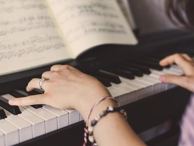 Na początku drezdeneckiego festiwalu - koncert „Pieśń wolnej Ukrainy”. Wystąpi w nim pianistka Olena Skrok oraz para skrzypków: Ivanna Husar i Oleh Yuzkiv. Koncert zabrzmi 28 lipca o godzinie 19.00 w Centrum Promocji Kultury w Drezdenku