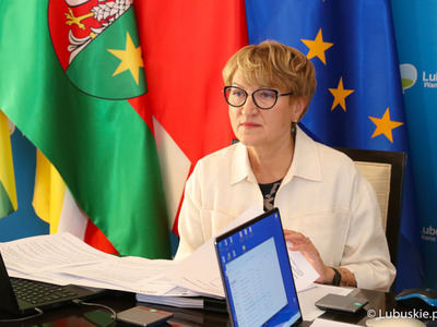 Marszałek Elżbieta Anna Polak jest współprzewodniczącą zespołu ds. międzynarodowych, Unii Europejskiej i polityki regionalnej ze strony samorządowej (z ramienia Związku Województw RP). Na zdjęciu podczas prowadzenia obrad Zespołu, które odbyły się 12 lipca br.