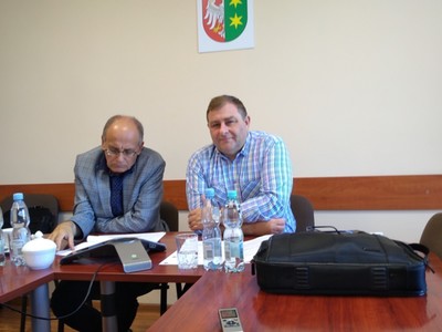 Grzegorz Potęga - Przewodniczący Komisji Gospodarki i Rozwoju Województwa (z prawej) i Kazimierz Łatwiński - Wiceprzewodniczący Komisji Gospodarki i Rozwoju Województwa w trakcie posiedzenia komisji - 08 sierpnia 2022 r.