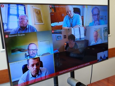 Członkowie Komisji Gospodarki i Rozwoju Województwa i zaproszeni goście na posiedzeniu w dniu 08 sierpnia 2022 r.