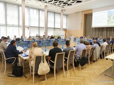 Spotkanie w Sali Kolumnowej urzędu marszałkowskiego w sprawie katastrofy ekologicznej w Odrze