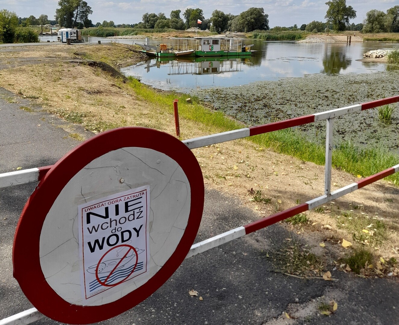 Plakat ostrzegający przed wchodzeniem do Odry.