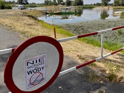 Plakat ostrzegający przed wchodzeniem do Odry.