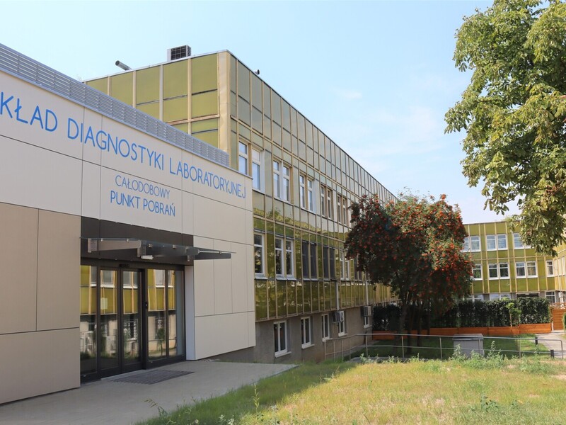 Punkt pobrań szpitalnego laboratorium to całkiem nowy budynek w kompleksie przy ul. Dekerta 1