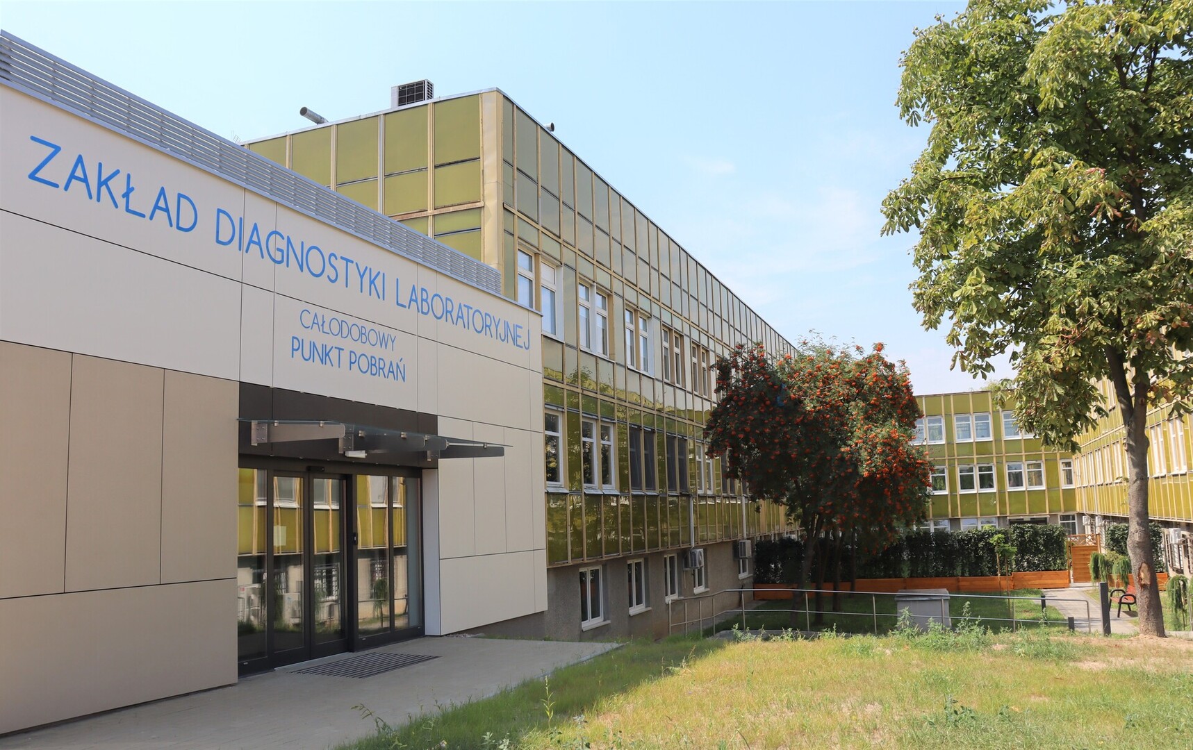 Punkt pobrań szpitalnego laboratorium to całkiem nowy budynek w kompleksie przy ul. Dekerta 1