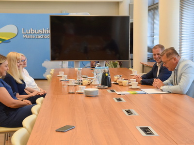 17 sierpnia 2022 r., wicemarszałek Łukasz Porycki wręczył nominacje dyrektor Ośrodka Doskonalenia Nauczycieli w Zielonej Górze, Pedagogicznej Biblioteki Wojewódzkiej w Zielonej Górze oraz Młodzieżowego Ośrodka Socjoterapii w Zaborze