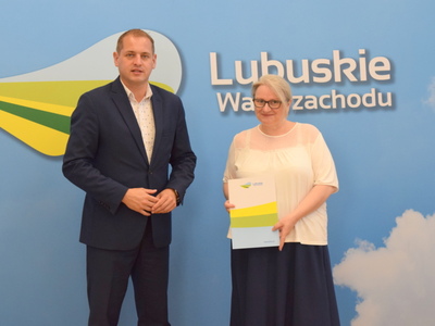 17 sierpnia 2022 r., wicemarszałek Łukasz Porycki wręczył nominacje dyrektor Ośrodka Doskonalenia Nauczycieli w Zielonej Górze, Pedagogicznej Biblioteki Wojewódzkiej w Zielonej Górze oraz Młodzieżowego Ośrodka Socjoterapii w Zaborze