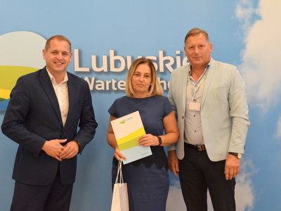 17 sierpnia 2022 r., wicemarszałek Łukasz Porycki wręczył nominacje dyrektor Ośrodka Doskonalenia Nauczycieli w Zielonej Górze, Pedagogicznej Biblioteki Wojewódzkiej w Zielonej Górze oraz Młodzieżowego Ośrodka Socjoterapii w Zaborze