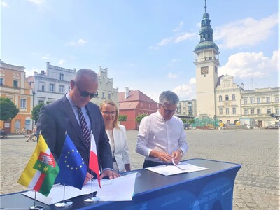 17 sierpnia 2022 r., na rynku w Bytomiu Odrzańskim, uroczyście podpisano umowę na realizację projektu Regionalnego Programu Operacyjnego – Lubuskie 2020 pt. „Rewitalizacja Gminy Bytom Odrzański – etap IV”