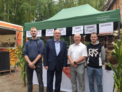 20 sierpnia 2022 r. Święto Miodu w Muzeum Etnograficzne w Zielonej Górze Ochli. Wicemarszałek Stanisław Tomczyszyn i dyrektor Muzeum Tadeusz Woźniak (w środku)