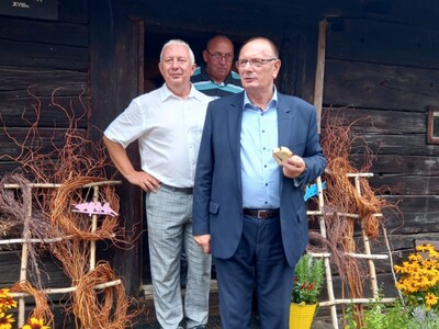 20 sierpnia 2022 r. Święto Miodu w Muzeum Etnograficzne w Zielonej Górze Ochli. Wicemarszałek Stanisław Tomczyszyn i dyrektor Muzeum Tadeusz Woźniak