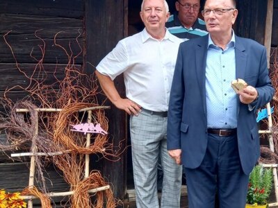 20 sierpnia 2022 r. Święto Miodu w Muzeum Etnograficzne w Zielonej Górze Ochli. Wicemarszałek Stanisław Tomczyszyn i dyrektor Muzeum Tadeusz Woźniak