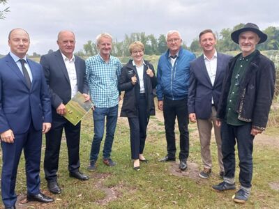 Marszałkowie: Elżbieta Anna Polak (Lubuskie), Olgierd Geblewicz (Zachodniopomorskie), Andrzej Buła (Opolskie) oraz Tymoteusz Myrda - członek zarządu województwa dolnośląskiego, senator Wadim Tyszkiewicz i prowadzący Przystań Tu w Cigaciach bracia: Piotr i Tomasz Włochowie 