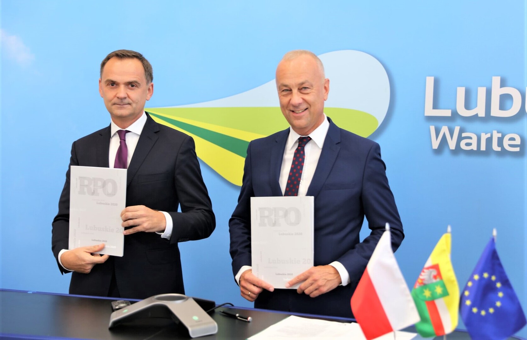 24 sierpnia 2022 r. w Urzędzie Marszałkowskim Województwa Lubuskiego umowę na realizację projektu w ramach Regionalnego Programu Operacyjnego – Lubuskie 2020 podpisali Członek Zarządu Województwa Lubuskiego Marcin Jabłoński i Burmistrz Gminy Łęknica Piotr Kuliniak 