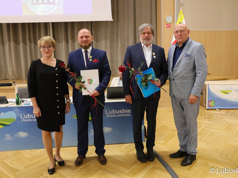 Marszałek Elżbieta Anna Polak oraz przewodniczący sejmiku Wacław Maciuszonek (z prawej) na pamiątkowym zdjęciu z Zasłużonymi dla Województwa Lubuskiego: dr. Jürgenem Walterem Murachem (drugi z prawej) oraz dr. Grzegorzem Biszczanikiem