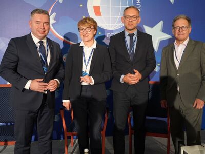 W czwartek, 8 września, marszałek Elżbieta Anna Polak wzięła udział w Forum Ekonomicznym w Karpaczu. Była uczestniczką panelu dyskusyjnego w ramach Forum Regionów. Panel „Współpraca ponad granicami. Rola samorządów partnerskich wobec wyzwań współczesnego świata” dotyczył idei miast i regionów partnerskich, która powstała, aby wspierać współpracę gospodarczą i kulturalną.