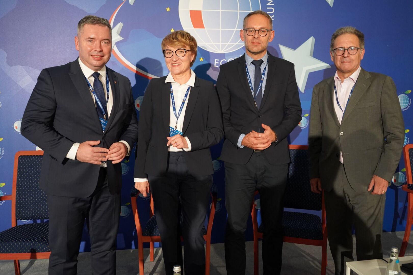 W czwartek, 8 września, marszałek Elżbieta Anna Polak wzięła udział w Forum Ekonomicznym w Karpaczu. Była uczestniczką panelu dyskusyjnego w ramach Forum Regionów. Panel „Współpraca ponad granicami. Rola samorządów partnerskich wobec wyzwań współczesnego świata” dotyczył idei miast i regionów partnerskich, która powstała, aby wspierać współpracę gospodarczą i kulturalną.