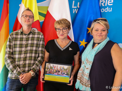 Marszałek Elżbieta Anna Polak z przedstawicielami Instytutu Równości: Agnieszką Chyrc i Kacprem Kubiakiem