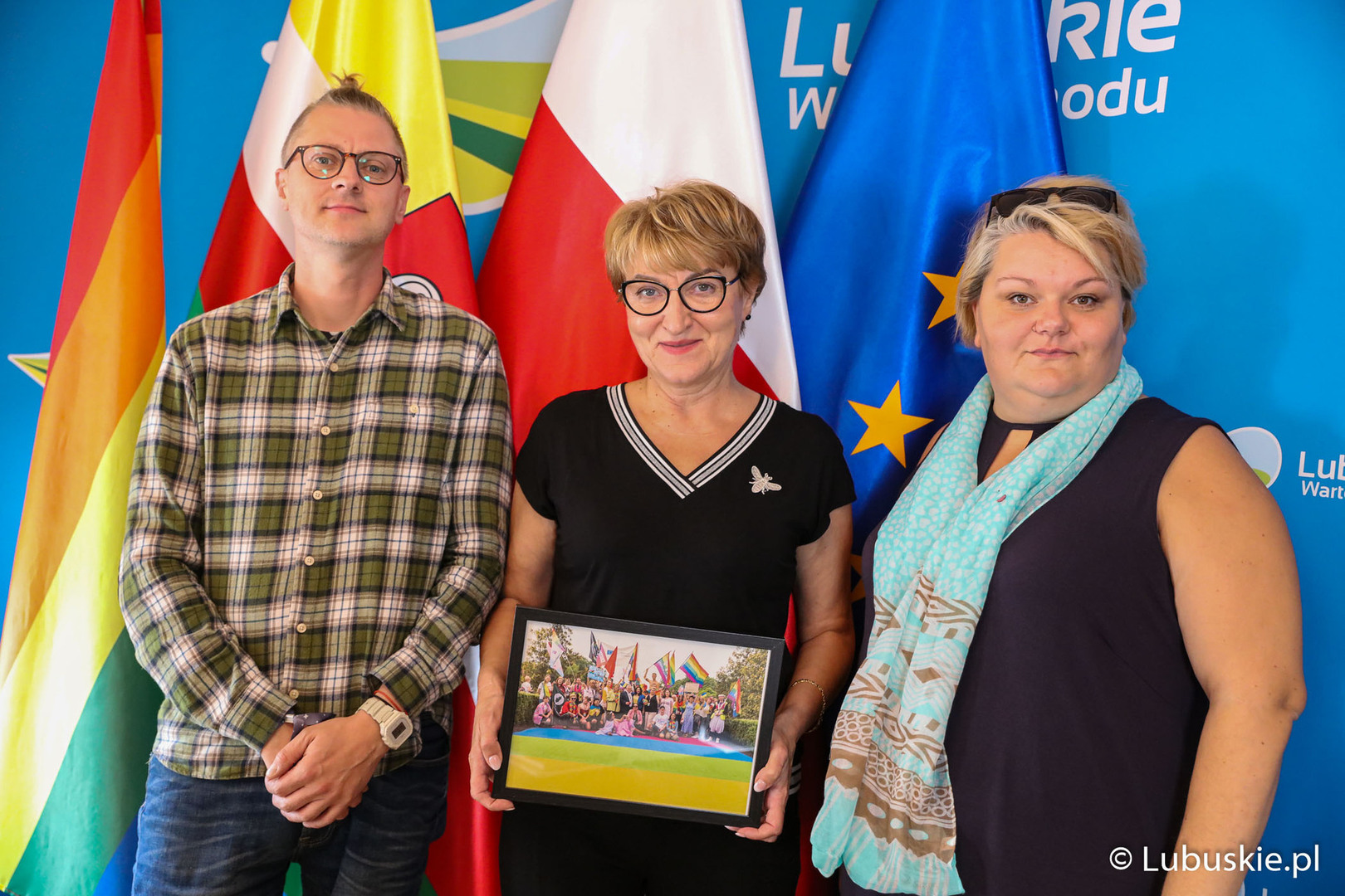 Marszałek Elżbieta Anna Polak z przedstawicielami Instytutu Równości: Agnieszką Chyrc i Kacprem Kubiakiem