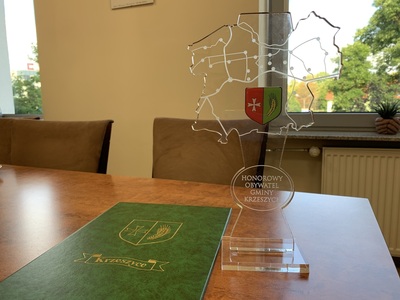 Dyplom i statuetka Honorowego Obywatela Gminy Krzeszyce