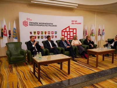 Marszałek Elżbieta Anna Polak, wraz z marszałkiem województwa zachodniopomorskiego i prezesem zarządu ZWRP Olgierdem Geblewiczem, Elżbietą Bieńkowską - byłą minister rozwoju regionalnego, infrastruktury i rozwoju oraz komisarzem UE ds. rynku wewnętrznego i usług, Marcinem Kuchcińskim - wicemarszałkiem województwa warmińsko-mazurskiego oraz Janem Kozłowskim - byłym marszałkiem województwa pomorskiego i europarlamentarzystą, wzięła udział w debacie "Polskie regiony silne czy słabe".