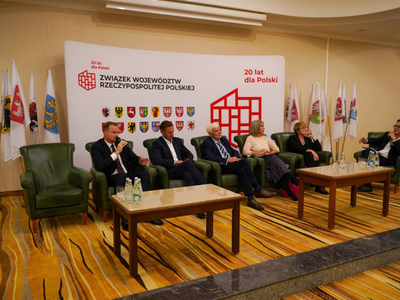 Marszałek Elżbieta Anna Polak, wraz z marszałkiem województwa zachodniopomorskiego i prezesem zarządu ZWRP Olgierdem Geblewiczem, Elżbietą Bieńkowską - byłą minister rozwoju regionalnego, infrastruktury i rozwoju oraz komisarzem UE ds. rynku wewnętrznego i usług, Marcinem Kuchcińskim - wicemarszałkiem województwa warmińsko-mazurskiego oraz Janem Kozłowskim - byłym marszałkiem województwa pomorskiego i europarlamentarzystą, wzięła udział w debacie "Polskie regiony silne czy słabe".