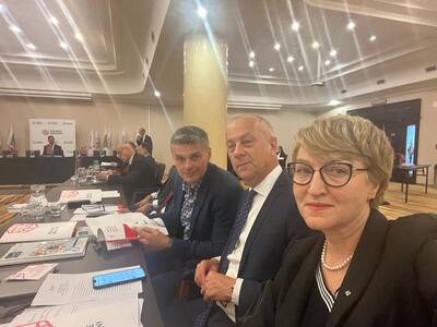 W Karpaczu odbywa się XXXIX Zgromadzenie Ogólne Związku Województw RP połączone z uroczystą galą z okazji 20-lecia istnienia Związku. Na zdjęciu marszałek województwa lubuskiego Elżbieta Anna Polak, członek zarządu województwa lubuskiego Marcin Jabłoński oraz radny województwa lubuskiego Sebastian Ciemnoczołowski.