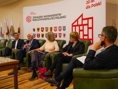 Marszałek Elżbieta Anna Polak, wraz z marszałkiem województwa zachodniopomorskiego i prezesem zarządu ZWRP Olgierdem Geblewiczem, Elżbietą Bieńkowską - byłą minister rozwoju regionalnego, infrastruktury i rozwoju oraz komisarzem UE ds. rynku wewnętrznego i usług, Marcinem Kuchcińskim - wicemarszałkiem województwa warmińsko-mazurskiego oraz Janem Kozłowskim - byłym marszałkiem województwa pomorskiego i europarlamentarzystą, wzięła udział w debacie "Polskie regiony silne czy słabe".