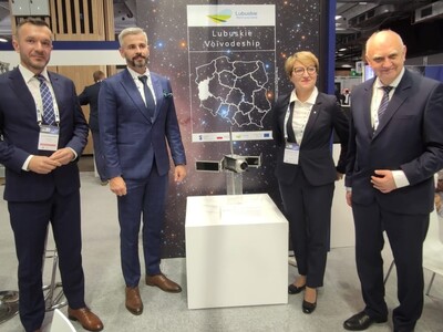 W niedzielę 18 września w Paryżu rozpoczyna się Międzynarodowy Kongres Astronautyczny. To najważniejsze na świecie wydarzenie w sektorze kosmicznym. Bierze w nim udział marszałek Elżbieta Anna Polak. Na zdjęciu m.in. z Grzegorzem Zwolińskim, prezesem firmy SATREV.