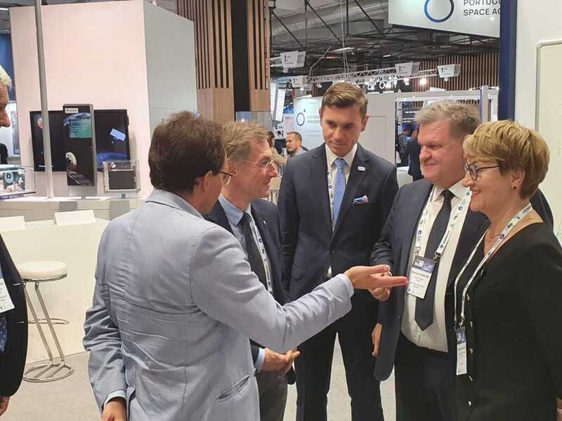 Lubuska delegacja, pod przewodnictwem marszałek Elżbiety Anny Polak, rozpoczęła w niedzielę 18 września wizytę na Międzynarodowym Kongresie Astronautycznym w Paryżu. Na zdjęciu spotkanie z prof. dr. Kai-Uwe Schroglem, prezesem Międzynarodowego Instytutu Prawa Kosmicznego (IISL).