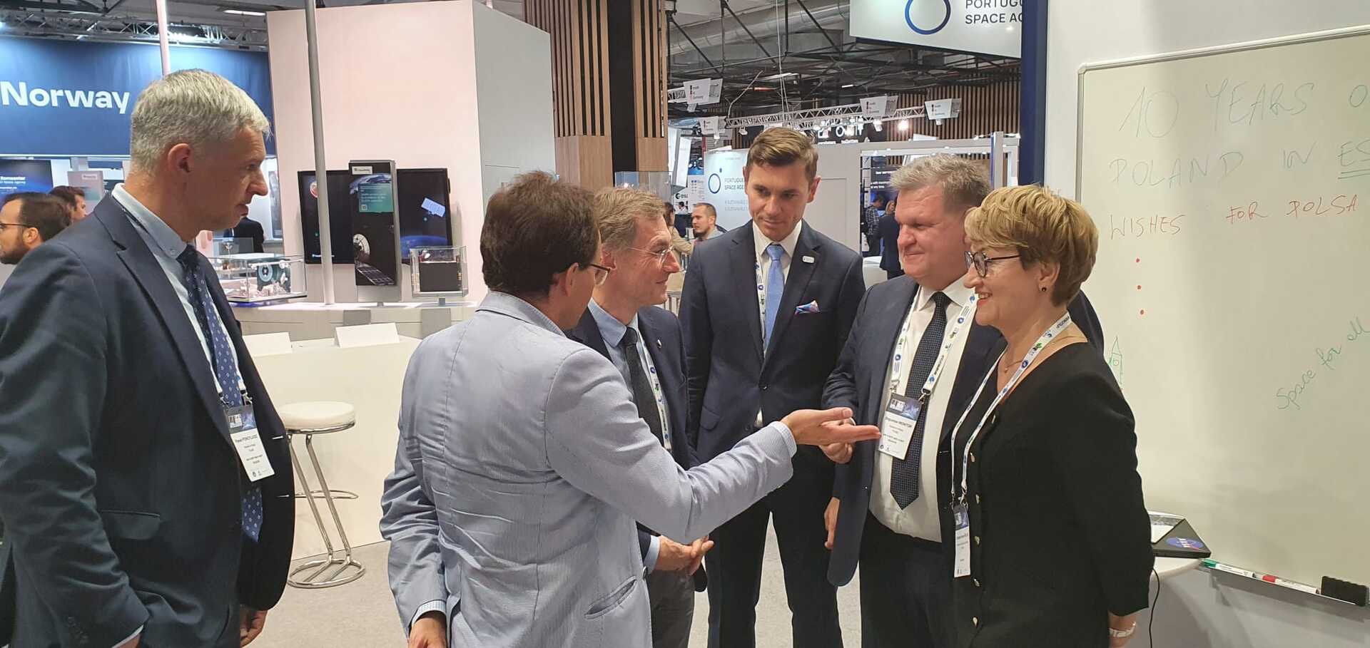 Lubuska delegacja, pod przewodnictwem marszałek Elżbiety Anny Polak, rozpoczęła w niedzielę 18 września wizytę na Międzynarodowym Kongresie Astronautycznym w Paryżu. Na zdjęciu spotkanie z prof. dr. Kai-Uwe Schroglem, prezesem Międzynarodowego Instytutu Prawa Kosmicznego (IISL).