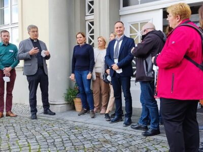 Uczestnicy wizyty studyjnej przed szpitalem w Guben