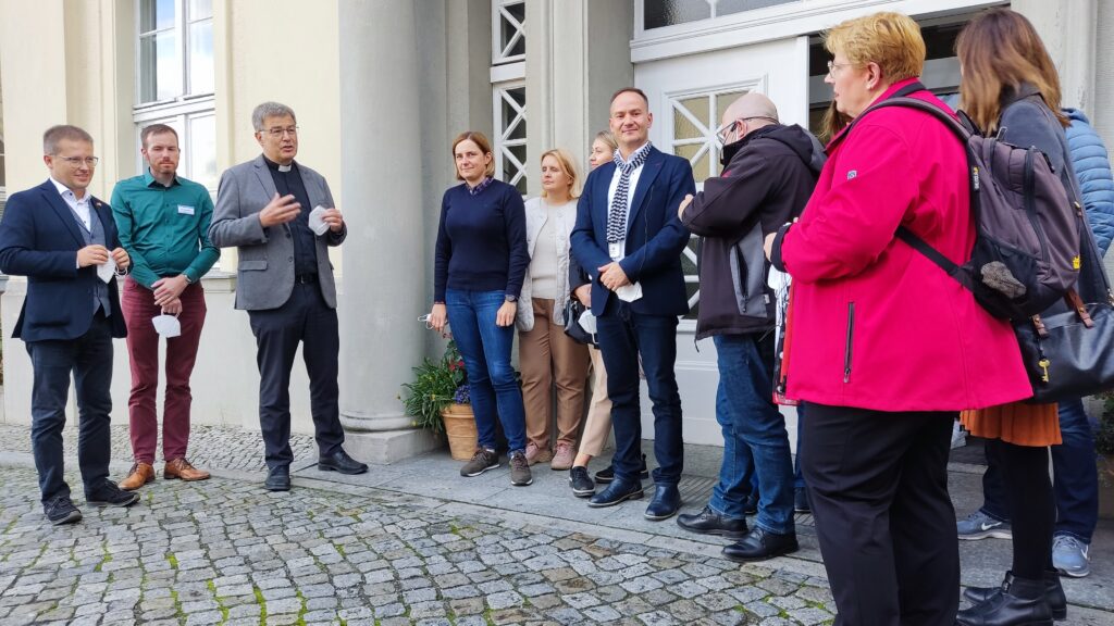 Uczestnicy wizyty studyjnej przed szpitalem w Guben