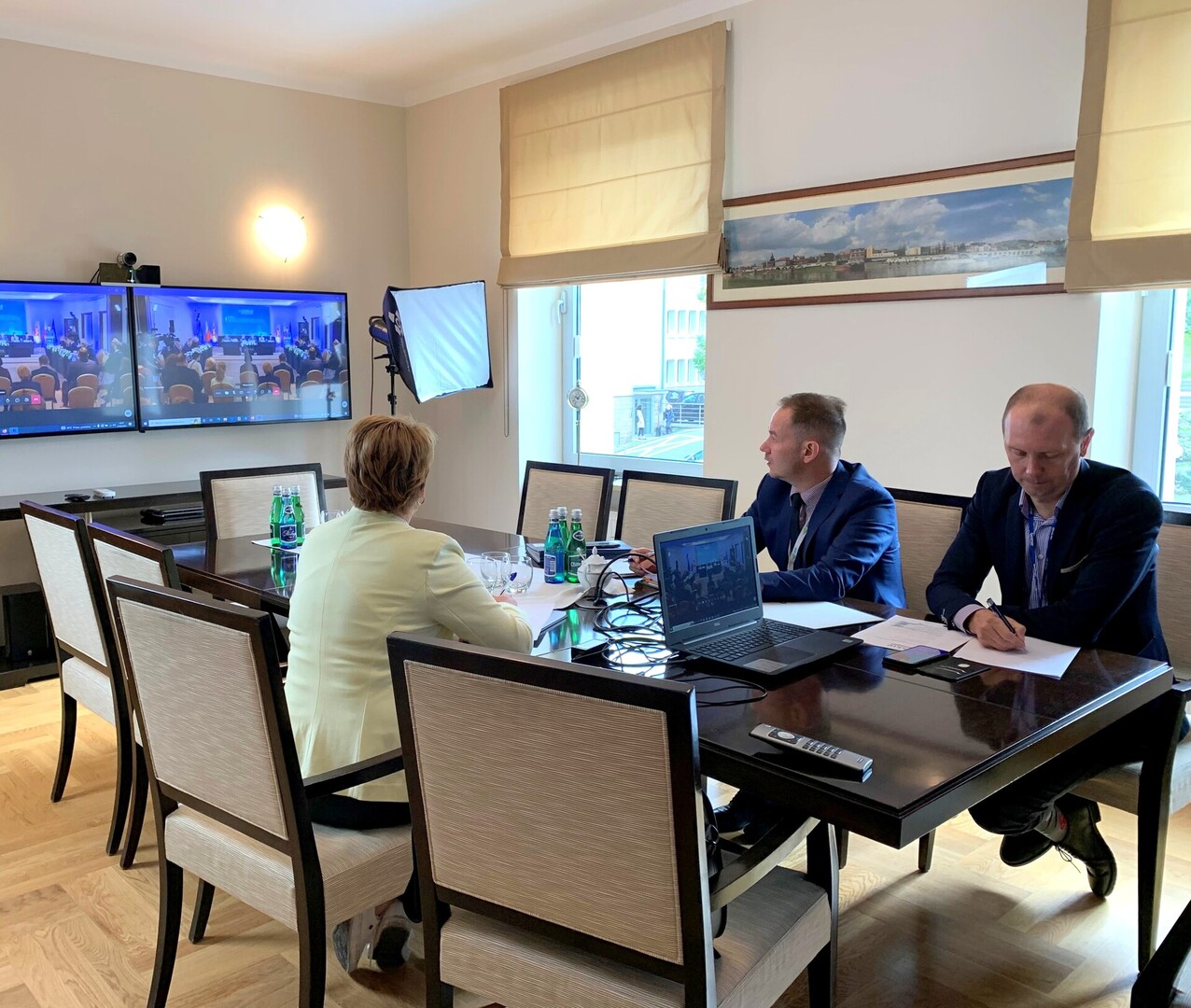 Konwent Marszałków RP w Kazimierzu Dolnym. Zdalnie w posiedzeniu uczestniczyli przedstawiciele Urzędu Marszałkowskiego Województwa Lubuskiego - Grzegorz Kurowski, Radosław Brodzik i Adrianna Sarnecka. 