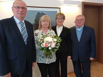 Podziękowanie Danucie Szulc za długoletnią pracę na rzecz regionu. Na zdjęciu Główna Księgowa Urzędu z marszałek Elżbietą Anną Polak, wicemarszałkiem Stanisławem Tomczyszynem oraz członkiem zarządu województwa lubuskiego Tadeuszem Jędrzejczakiem.