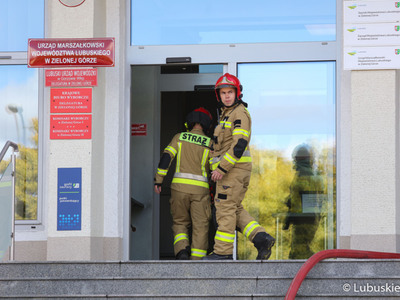 Strażacy podczas ćwiczeń ewakuacyjnych w urzędzie marszałkowskim w Zielonej Górze