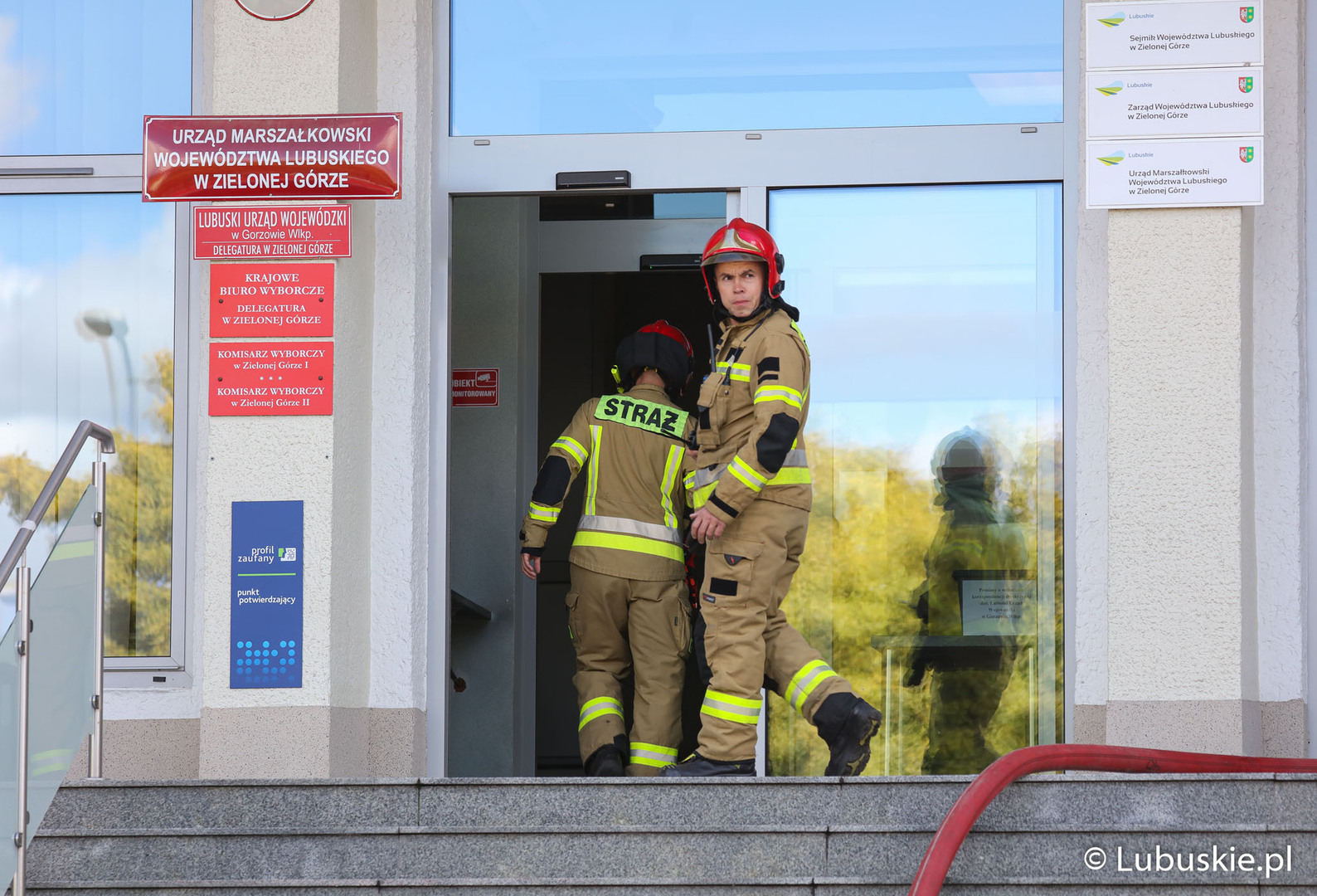 Strażacy podczas ćwiczeń ewakuacyjnych w urzędzie marszałkowskim w Zielonej Górze