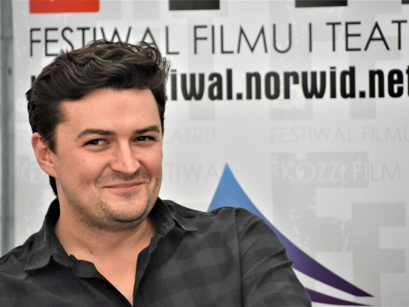 Bartosz Kruhlik w latach 2000-2005 kształcił się w Liceum Plastycznym w Zielonej Górze, a później ukończył reżyserię filmową i telewizyjną w łódzkiej Filmówce
