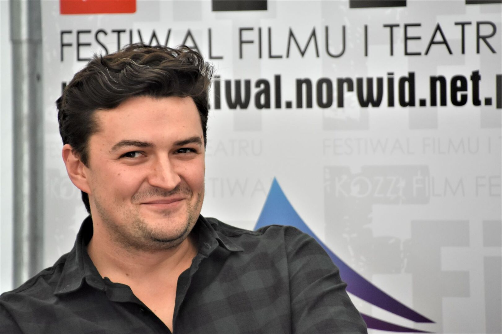 Bartosz Kruhlik w latach 2000-2005 kształcił się w Liceum Plastycznym w Zielonej Górze, a później ukończył reżyserię filmową i telewizyjną w łódzkiej Filmówce