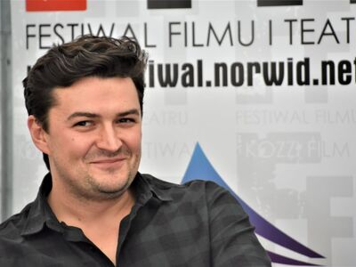 Bartosz Kruhlik w latach 2000-2005 kształcił się w Liceum Plastycznym w Zielonej Górze, a później ukończył reżyserię filmową i telewizyjną w łódzkiej Filmówce