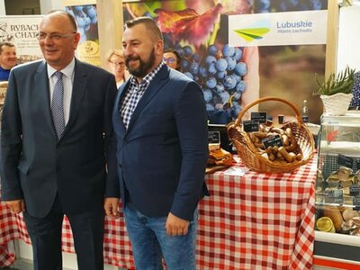 Wicemarszałek województwa lubuskiego Stanisław Tomczyszyn i dyrektor Departamentu Programów Rozwoju Obszarów Wiejskich Arkadiusz Dąbrowski na Targach Smaki Regionów 2022