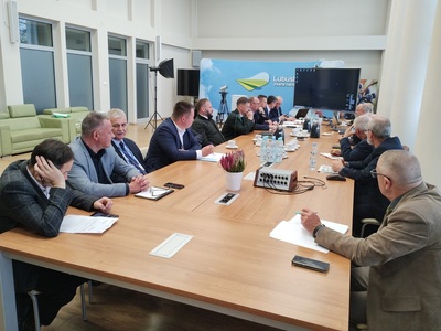 Członkowie Komisji Rolnictwa i Ochrony Środowiska i goście na posiedzeniu 10 października 2022 r. 