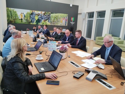 Członkowie Komisji Rolnictwa i Ochrony Środowiska i goście na posiedzeniu 10 października 2022 r.