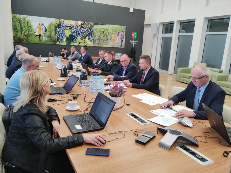 Członkowie Komisji Rolnictwa i Ochrony Środowiska i goście na posiedzeniu 10 października 2022 r. 